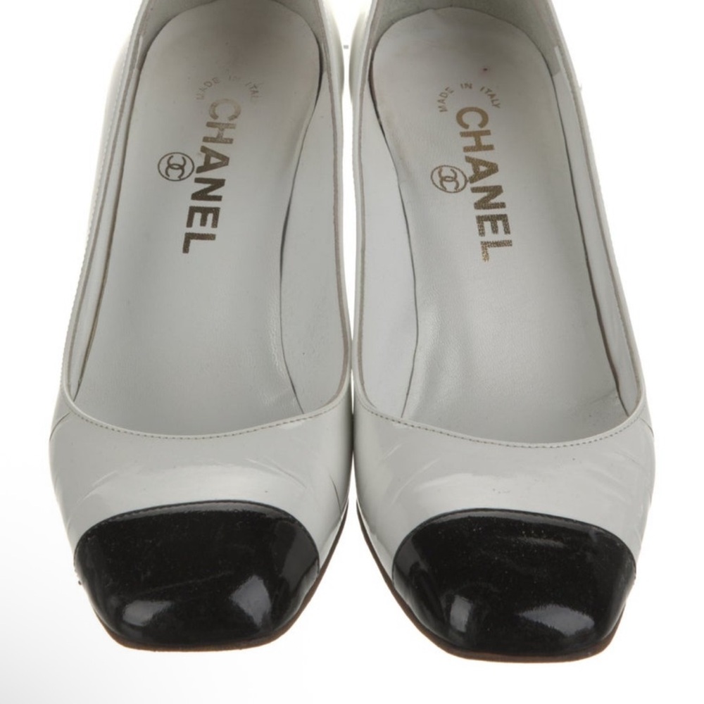 CHANEL Elegant Black and White Flats